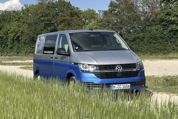 Clever Camper Glamping Bulli Camper auf grüner Wiese