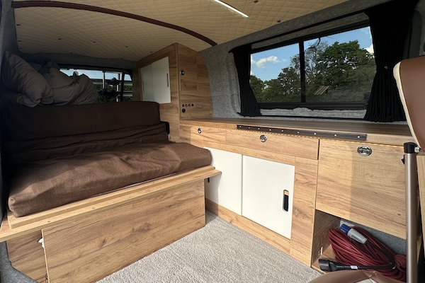 Clever Camper Glamping Bulli Camper auf grüner Wiese