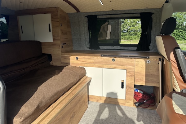 Clever Camper Glamping Bulli Camper auf grüner Wiese