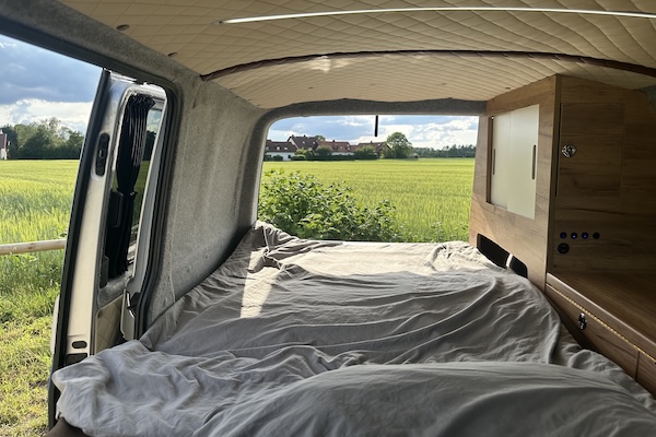 Clever Camper Glamping Bulli Camper auf grüner Wiese
