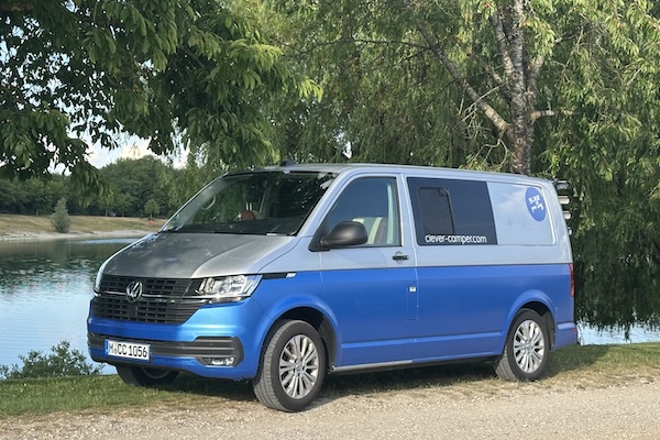 Clever Camper Glamping Bulli Camper auf grüner Wiese