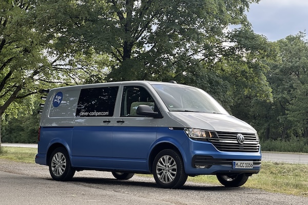 Clever Camper Glamping Bulli Camper auf grüner Wiese