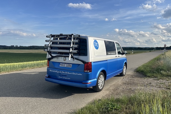 Clever Camper Glamping Bulli Camper auf grüner Wiese