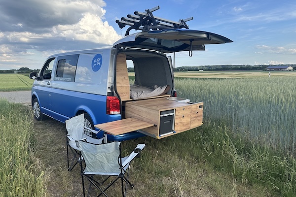 Clever Camper Glamping Bulli Camper auf grüner Wiese