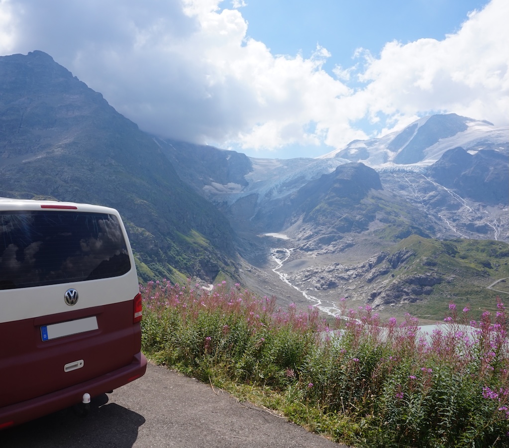 weiß roter VW Bus Camper in den Bergen