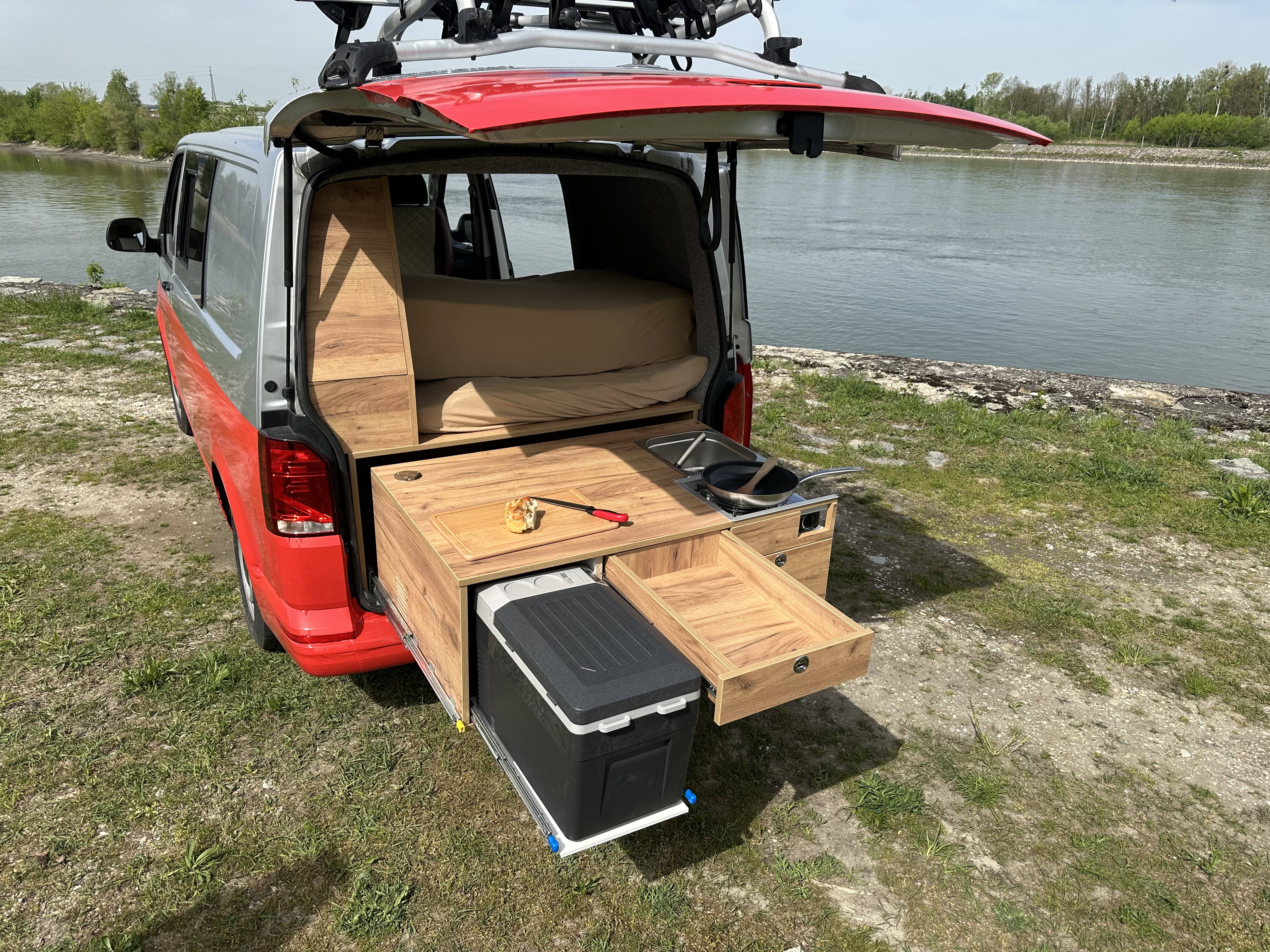 Heck / Küchenansicht eines Clever Camper VW Busses
