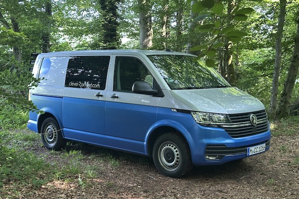 Frontalansicht eines Clever Camper Glamping Bullis