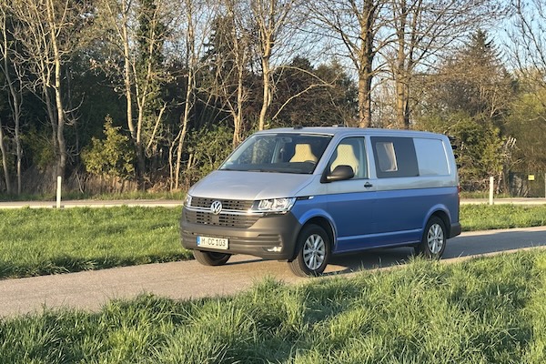Clever Camper Sunrise Bulli Camper auf grüner Wiese
