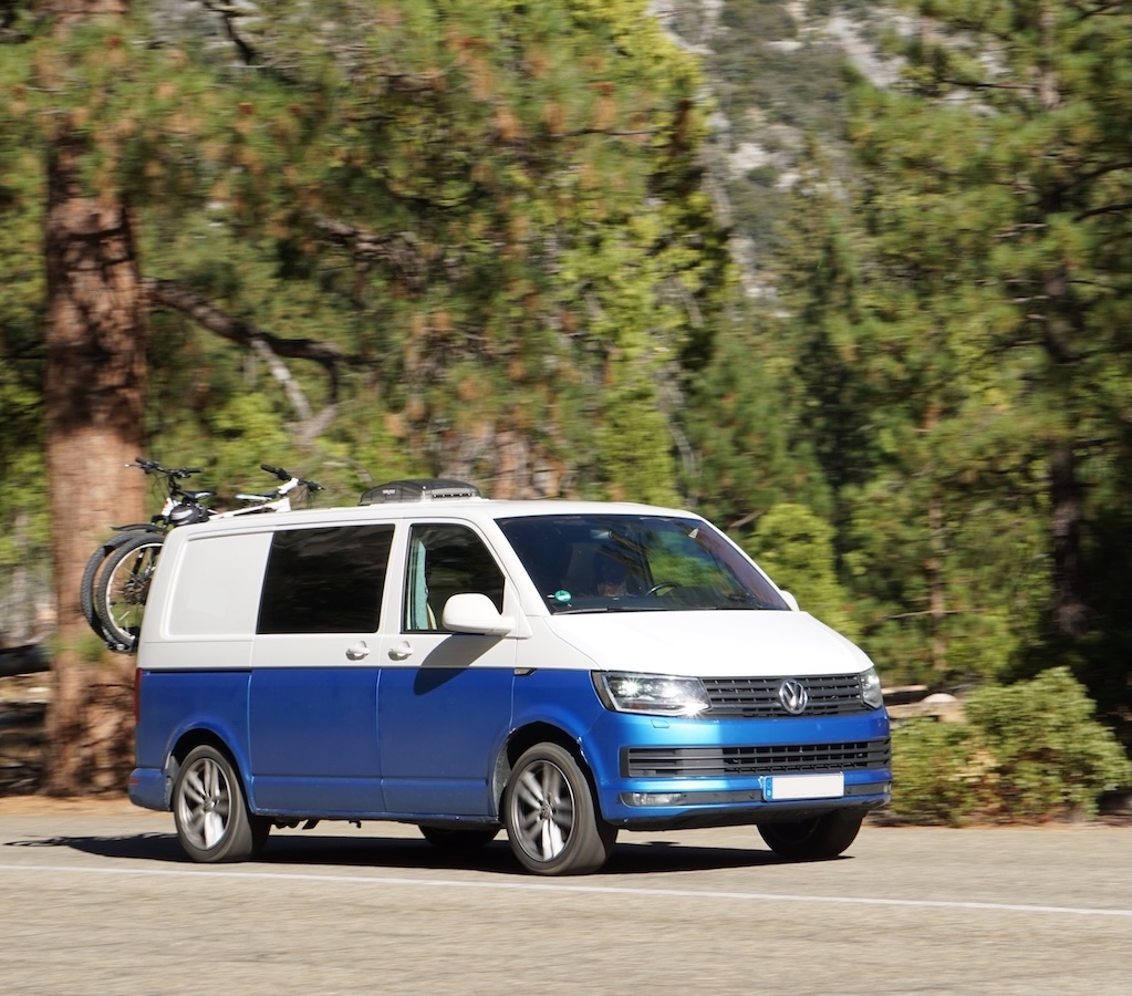 Weiß blauer Clever Camper VW Bus