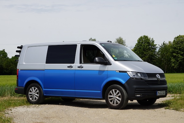 Clever Camper Sunrise Bulli Camper auf grüner Wiese
