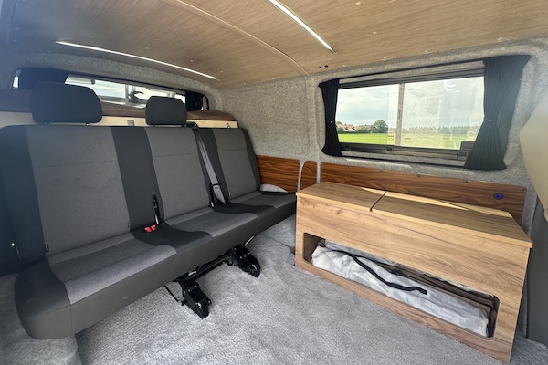 Clever Camper Sunrise Bulli Camper auf grüner Wiese