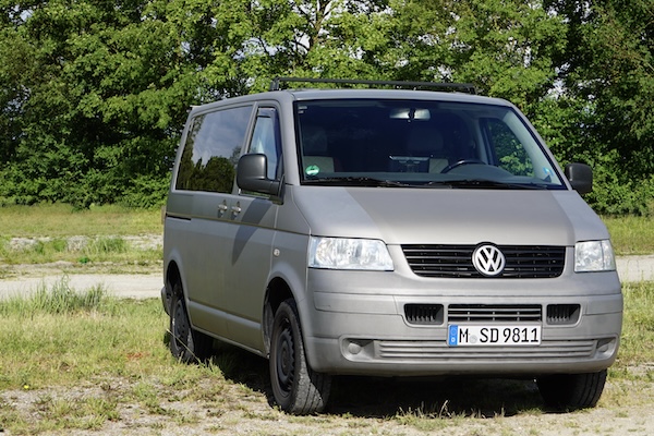 Clever Camper Wohlfühlen Bulli Camper auf grüner Wiese